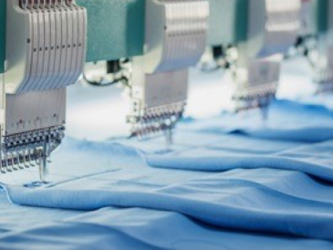 <p>源源不斷的國(guó)外訂單如雪片飛來(lái)，忙碌的時(shí)候，服裝廠(chǎng)里的工人京倉(cāng)需要日夜趕進(jìn)度</p>
