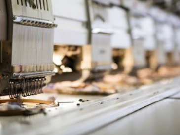 <p>源源不斷的國(guó)外訂單如雪片飛來(lái)，忙碌的時(shí)候，服裝廠(chǎng)里的工人京倉(cāng)需要日夜趕進(jìn)度</p>
