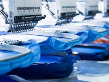 <p>源源不斷的國(guó)外訂單如雪片飛來(lái)，忙碌的時(shí)候，服裝廠(chǎng)里的工人京倉(cāng)需要日夜趕進(jìn)度</p>
